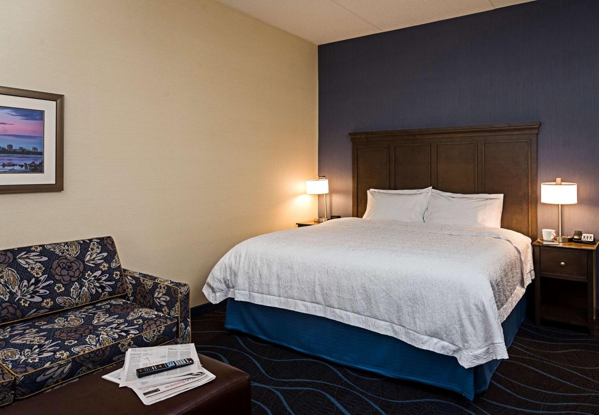 Hampton Inn By Hilton Ottawa Airport Exterior photo