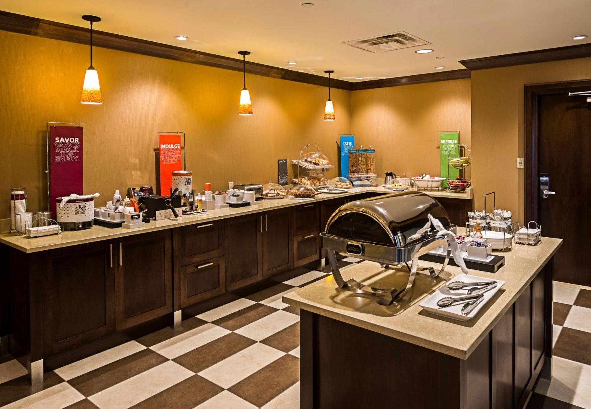 Hampton Inn By Hilton Ottawa Airport Exterior photo