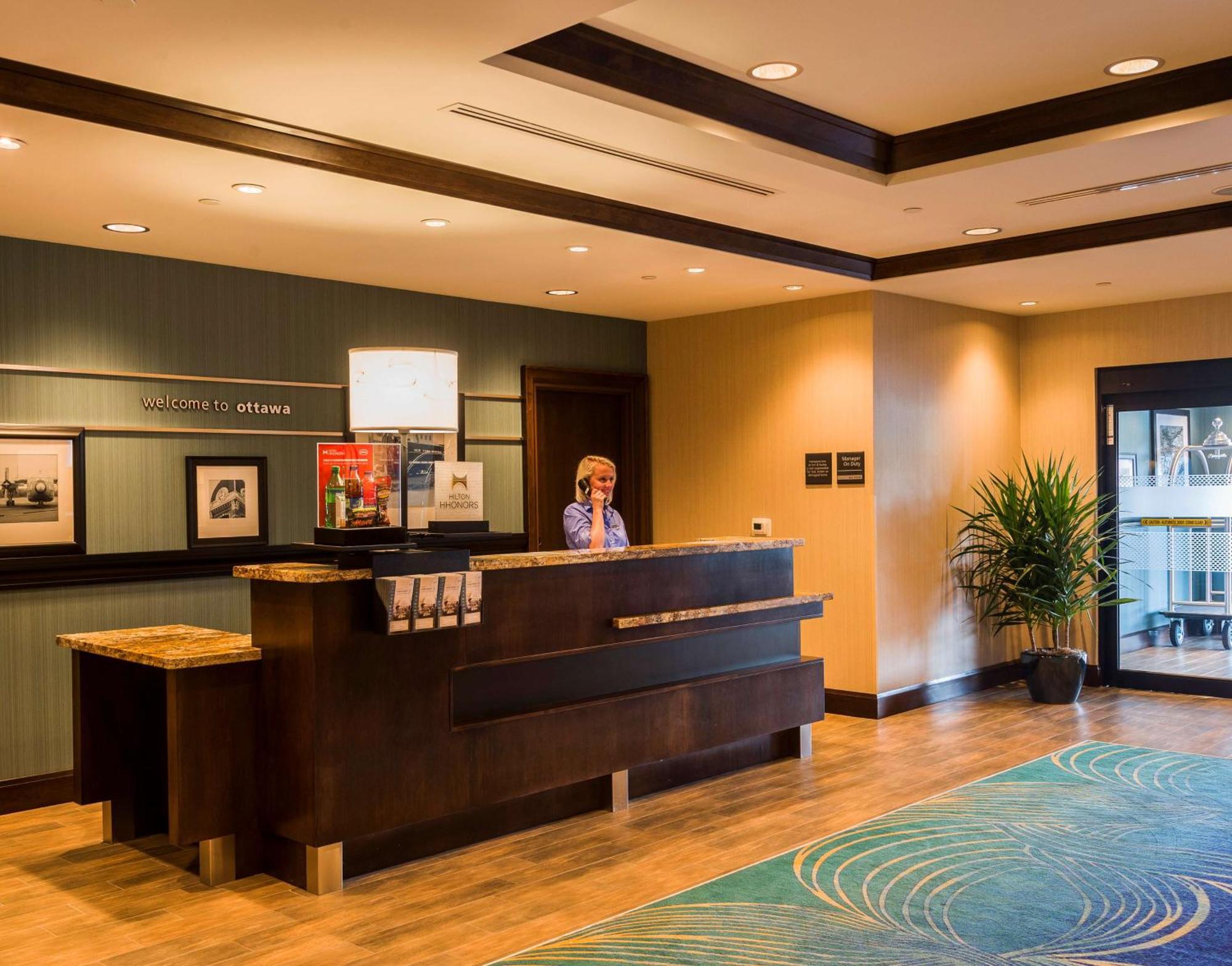 Hampton Inn By Hilton Ottawa Airport Exterior photo
